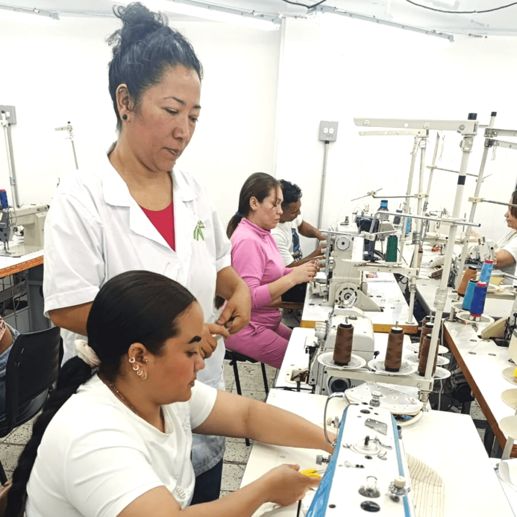 Teilnehmende der dualen Ausbildung im Textilsektor in Kolumbien bei der praktischen Arbeit